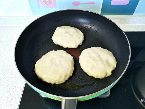 今天的早餐太香了,丈夫一口气吃了两个馅饼,并且直夸香