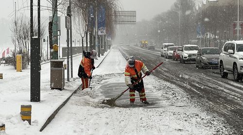 延庆 赛区内外总动员 扫雪铲冰保冬奥