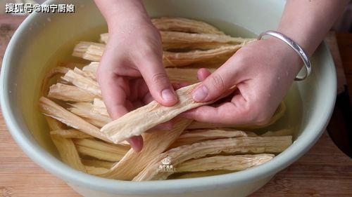 饭店凉拌腐竹做得好吃有窍门,学会这一招,鲜嫩爽口,不好吃都难