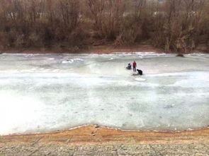 兰州黄河冰面3青年凿冰捞鱼