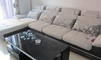 正灰色沙发配什么颜色的沙发垫好看 窗帘也是灰白相间的,感觉屋子有点压抑,求助 图片如下 