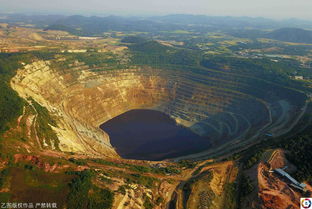 百年矿坑闭坑变身人工湖,为华东最大,曾产2亿吨矿石
