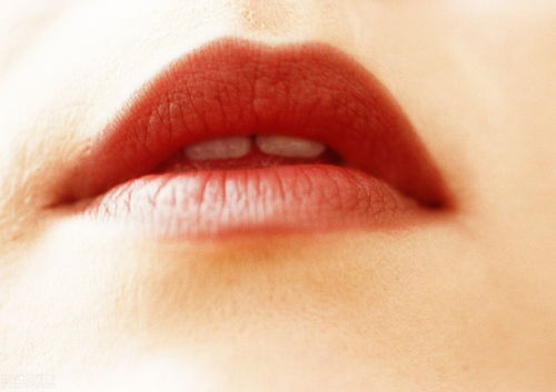 女人嘴唇上薄下厚的人的性格特点,上唇薄下唇厚的女人性格