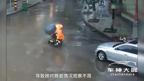 下雨天单手骑车打伞 你以为你是许文强啊 