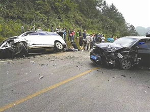 云南 旅游途中见车祸现场 七名医护人员集体救人