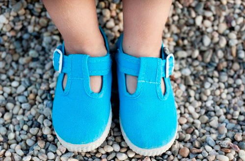 宝宝选鞋，1岁的宝宝需要买鞋子,怎么给宝宝挑鞋子