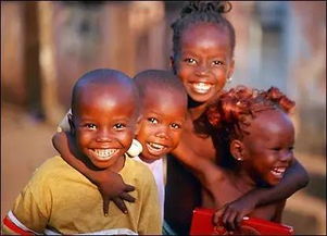 非洲孩子的笑容,看一眼就萌化了