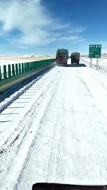 路上全是雪,前面的车还跑那么快,简直不拿自己的生命当回事 