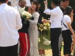 杨紫参加经纪人婚礼,意外抢到手捧花激动拉多人拍照,想嫁人了