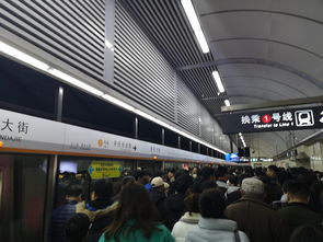 沈阳周一地铁早高峰人群拥挤 车门被挤到关不上 