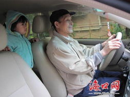 71岁老汉想开车无法考驾照 为证身体好做俯卧撑 