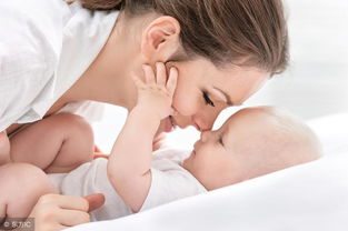 婴儿喜欢吃手 往往标志着宝宝的心理发育发展到一个新阶段
