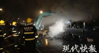 连云港一货车突然起火 现场浓烟滚滚 