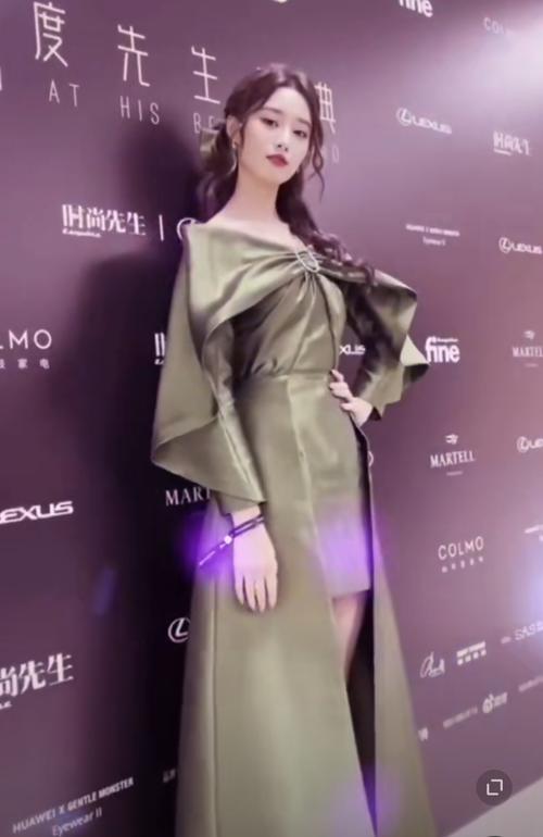 不愧是被SM公司选择的艺人,徐艺洋穿绿色礼服现身,宛若童话公主