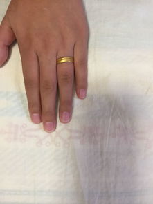 结了婚的女人左手中指戴戒指