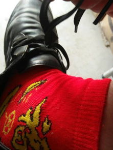 男生为什么不能穿红色袜子 看我就穿了一双白袜子