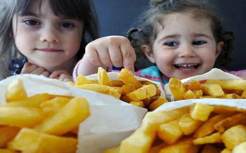 孩子为何喜欢边吃饭边做别的事 多半和三个因素有关,要及时纠正