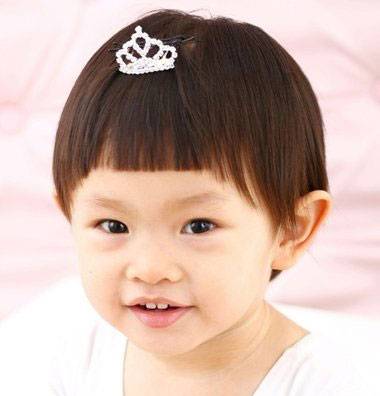 适合两岁女宝宝的发型1,扎小辫:一般两岁左右的宝宝头发就已经长得