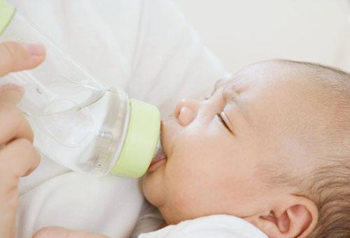 母乳喂养的宝宝需要喝水吗 新生儿要喝水吗,喝水有害吗,什么时候开始喝水 