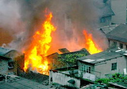 重庆民房起火浓烟笼罩渝中半岛 