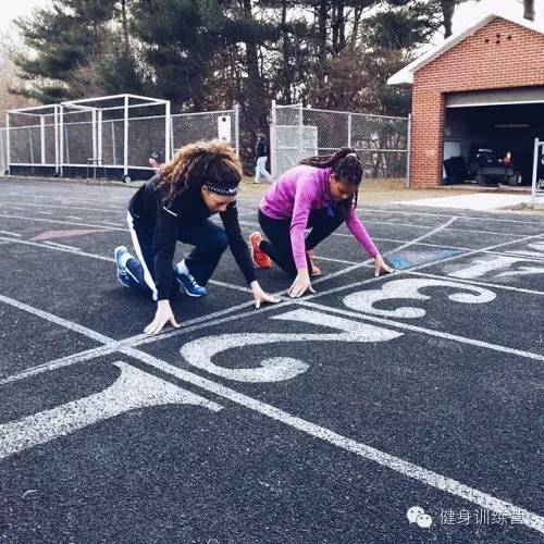 每天早上建议几点起来跑步和跑多少公里比较合适(每天清晨几点跑步好)