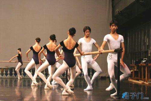 芭蕾舞男舞者的尴尬传闻是真的吗 男人练芭蕾舞是不是很娘