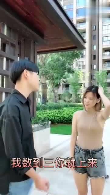 美女与男朋友逛街累了,想让男友背着 