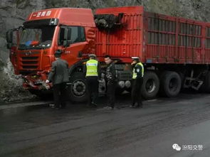 为降温 水浇刹车 薛公岭路面结冰酿多起事故 