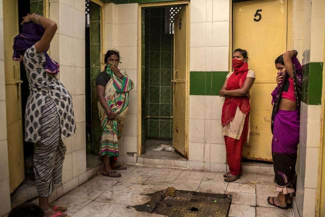 印度过亿家庭没厕所,公厕又是全露天,女性上厕所怎么办