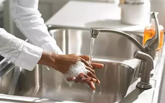 非洲富二代用洋酒洗手,奢侈 用酒可以洗手的吗