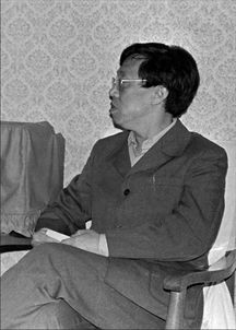 上世纪八九十年代的名人,画家陈川在上海家中为妹妹陈冲画像