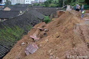 违建地基闯祸了,堡坎垮塌,殃及凯里一五金仓库 