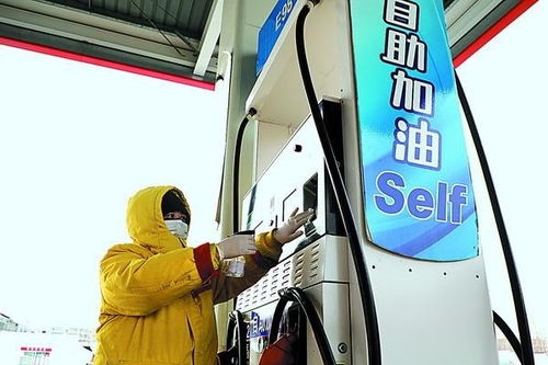 中石油大兴安岭分公司工作人员对自助加油机进行消毒