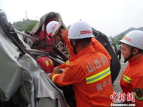 山西 多名救援人员大雨中为事故伤员全程撑伞