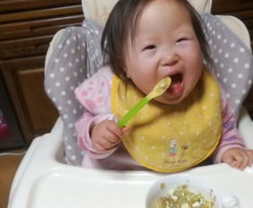 2岁唐氏儿宝宝学会吃饭,网友 感觉她比很多正常宝宝都灵巧