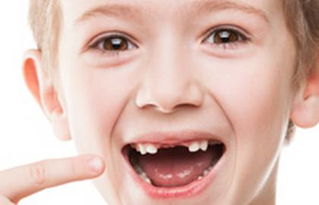 8岁男孩牙齿全掉光,竟是发育过早惹的祸 