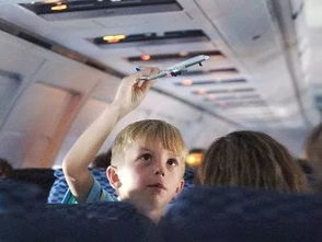 长假出行,坐飞机能戴助听器吗 