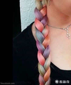 色彩斑斓 澳洲女子把头发染成彩虹色
