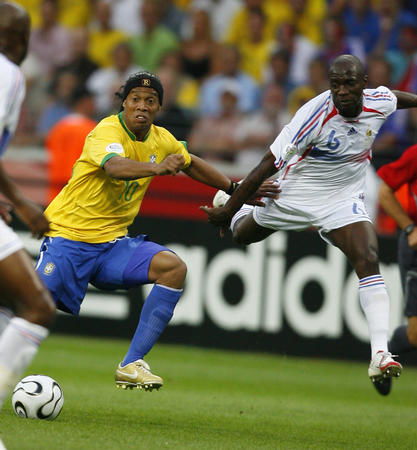 法国队踢巴西的球员亨利是个伟大的前锋吗