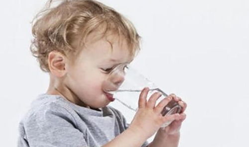 给宝宝喝水有讲究,这4种白开水影响宝宝发育,父母别忽视