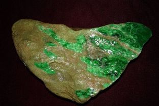 真原石的癣与硬玉的关系密切 怎么辨别莫湾基人造