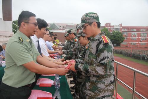 大学的军训标兵荣誉证书是奖项 