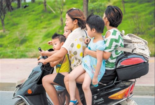 电动车禁止上路后,家长接送孩子成难题,专家给的建议气坏众人