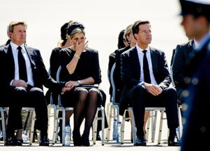 荷兰国王首相迎接马航遇难者遗体全国哀悼