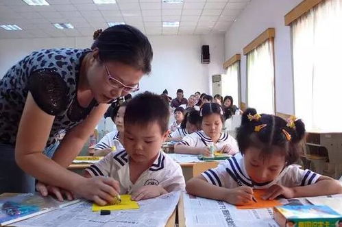 一年级学生考试时 各忙各的 ,老师看了哭笑不得 我太难了