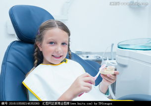 小女孩在牙医椅上学习如何刷牙