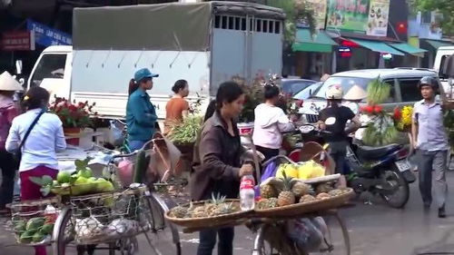 国外实拍 看看越南女人怎么摆摊做生意 越南街头很常见的一幕 