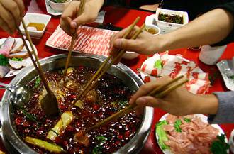 义蓬一外地单身男,邀一本地拆迁女到家里吃个晚饭,怎料结果 