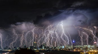 南非约翰内斯堡上空闪电狂暴袭城 