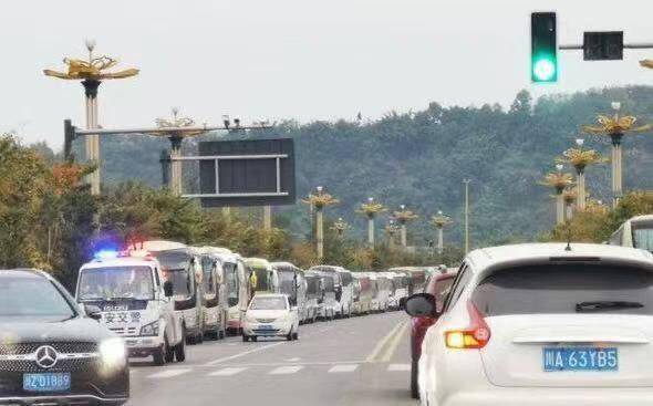 眉山高铁站附近有免费停车场吗(眉山水街外地车免费停车场)